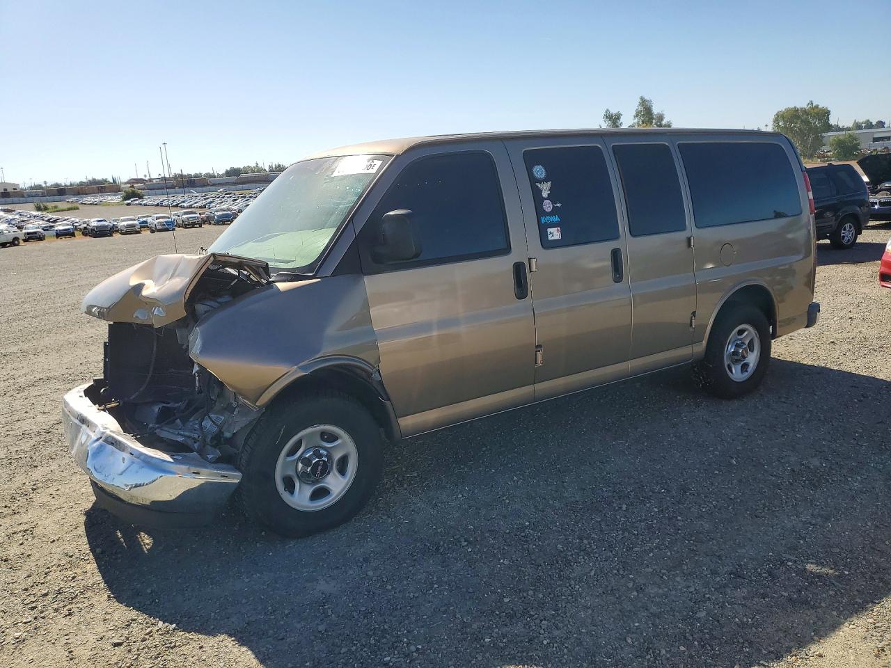 2004 GMC Savana, VIN 1GKFG15T041140679 — Front end