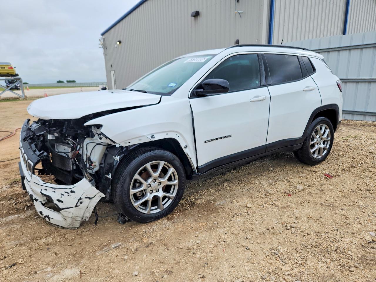 2022 Jeep Compass Latitude Lux, VIN 3C4NJDFB1NT144086 — Front end