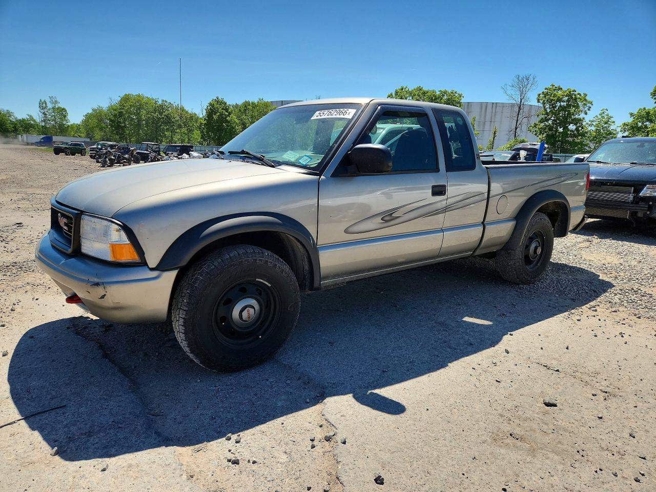 2002 GMC Sonoma SLS, VIN 1GTDT19W828110935 — Side