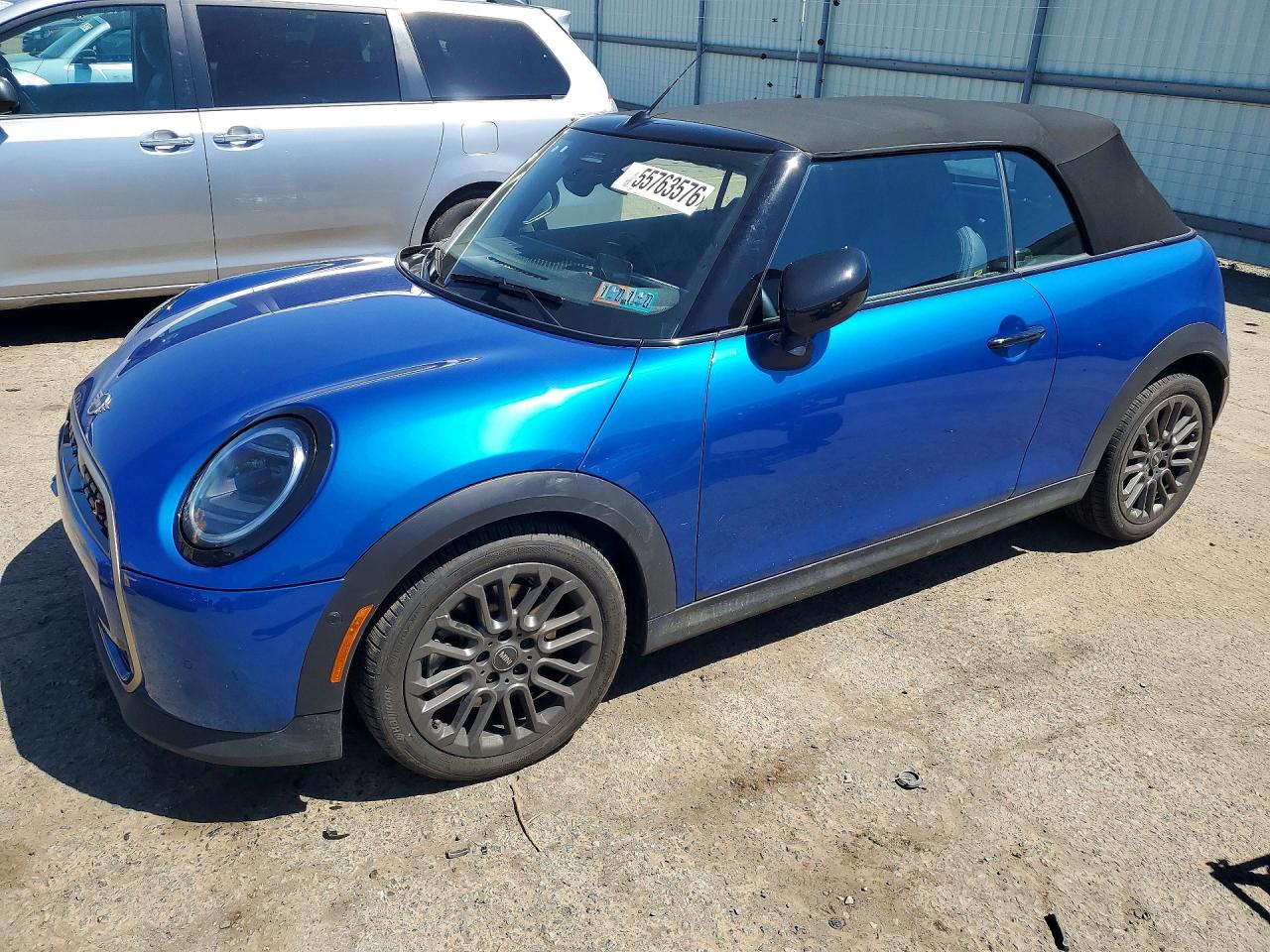 2025 MINI Convertible Cooper S, VIN WMW23GX05S2X60220 — Перед