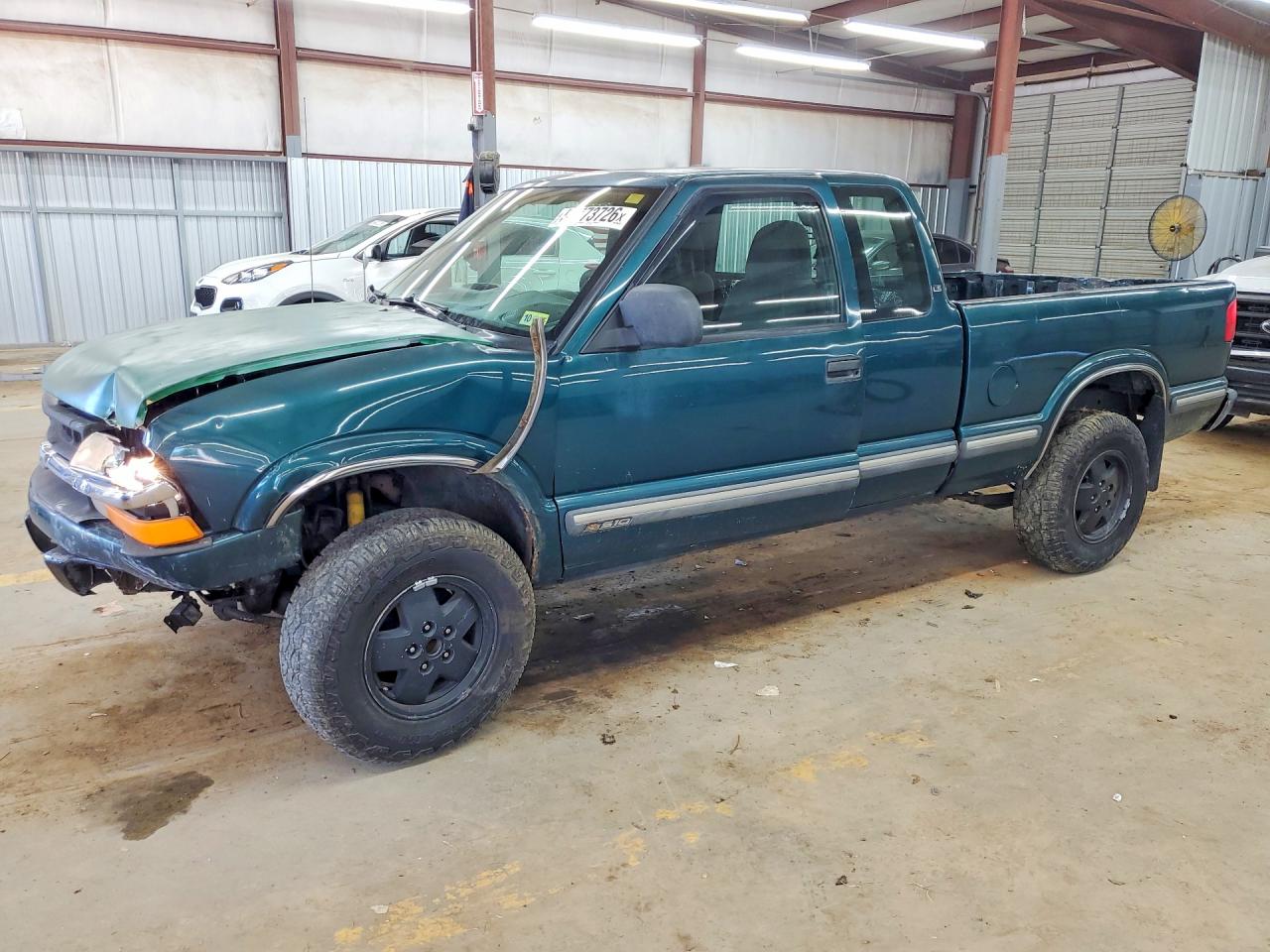 1998 Chevrolet S-10 LS, VIN 1GCDT19X3W8163976 — Front end