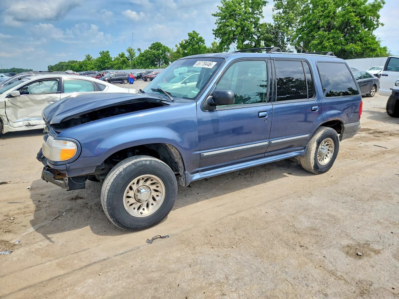 2000 Ford Explorer XLS, VIN 1FMDU72X8YUA54526 — Front end