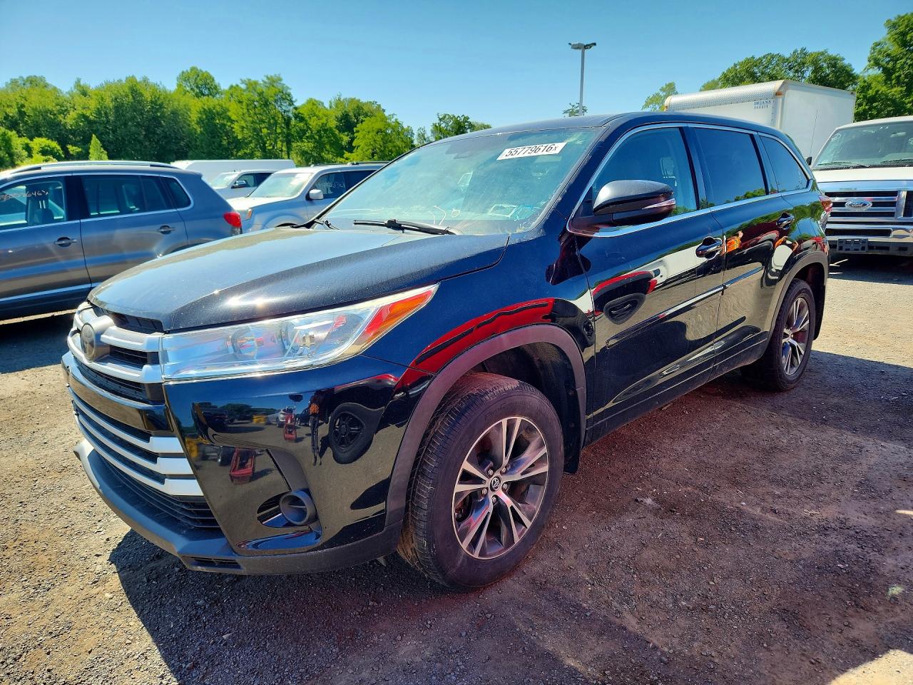 2018 Toyota Highlander LE Plus, VIN 5TDBZRFH7JS898904 — Minor dents and scratches