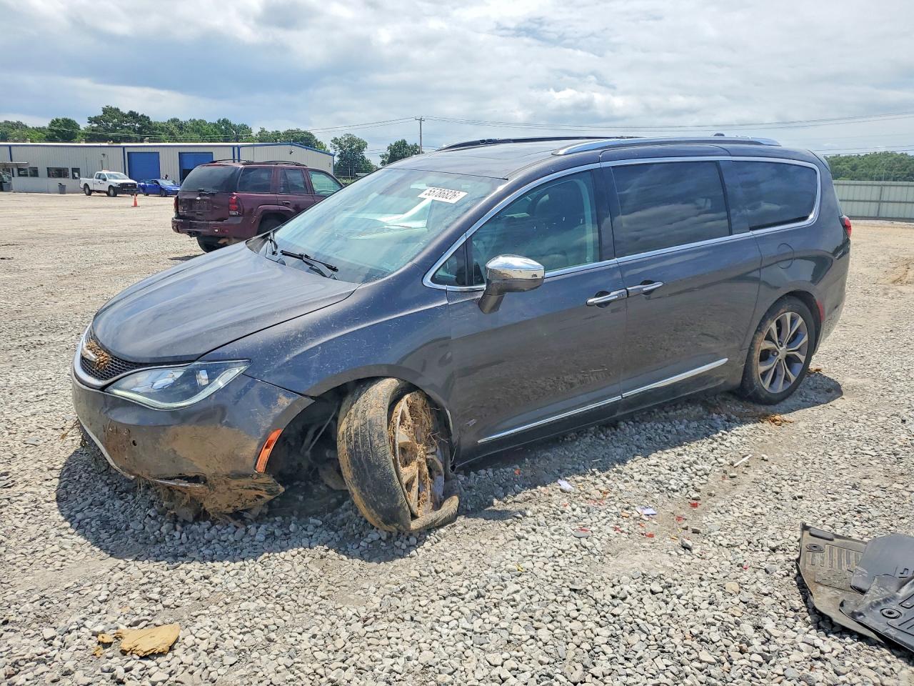 2019 Chrysler Pacifica Limited, VIN 2C4RC1GG0KR587705 — Front end