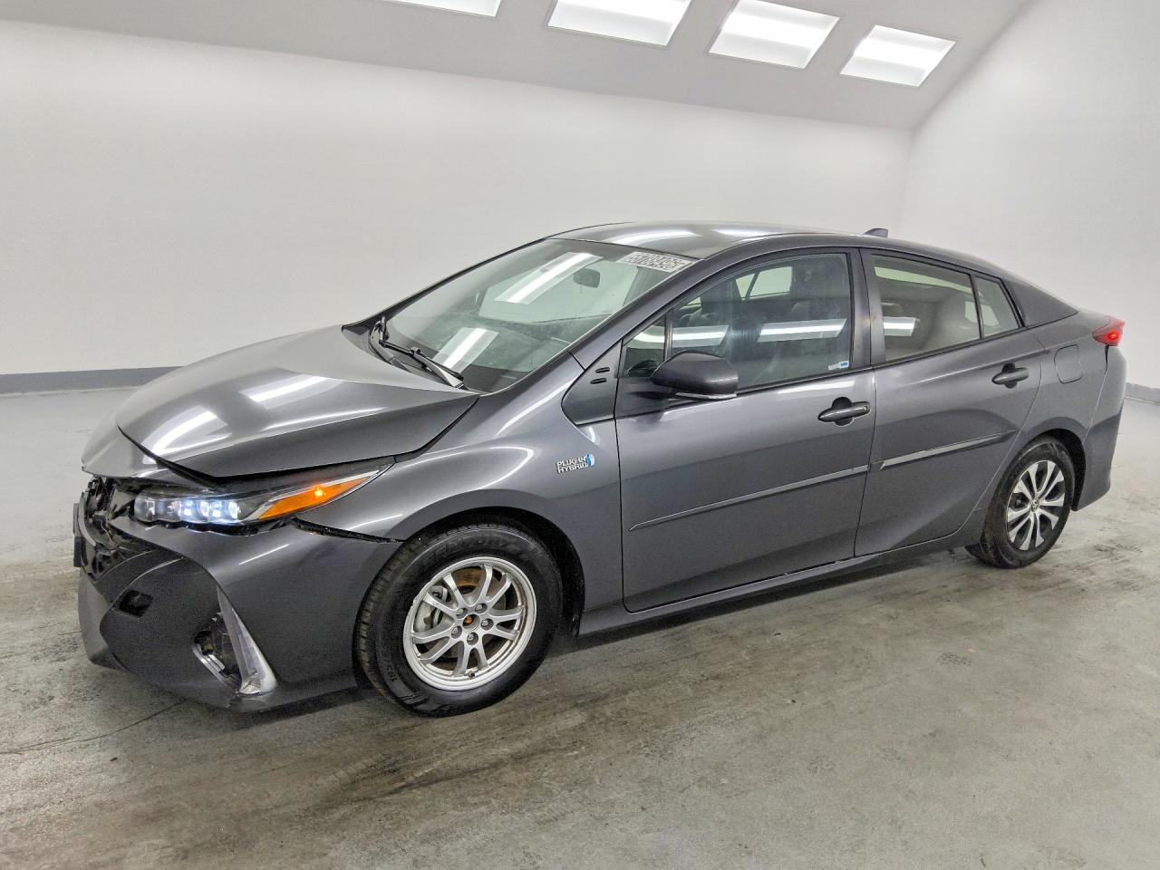 2021 Toyota Prius XLE, VIN JTDKAMFP6M3194586 — Перед
