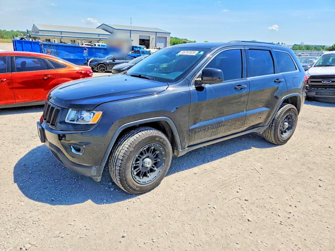 2016 Jeep Grand Cherokee Laredo, VIN 1C4RJFAG3GC328573 — Front end