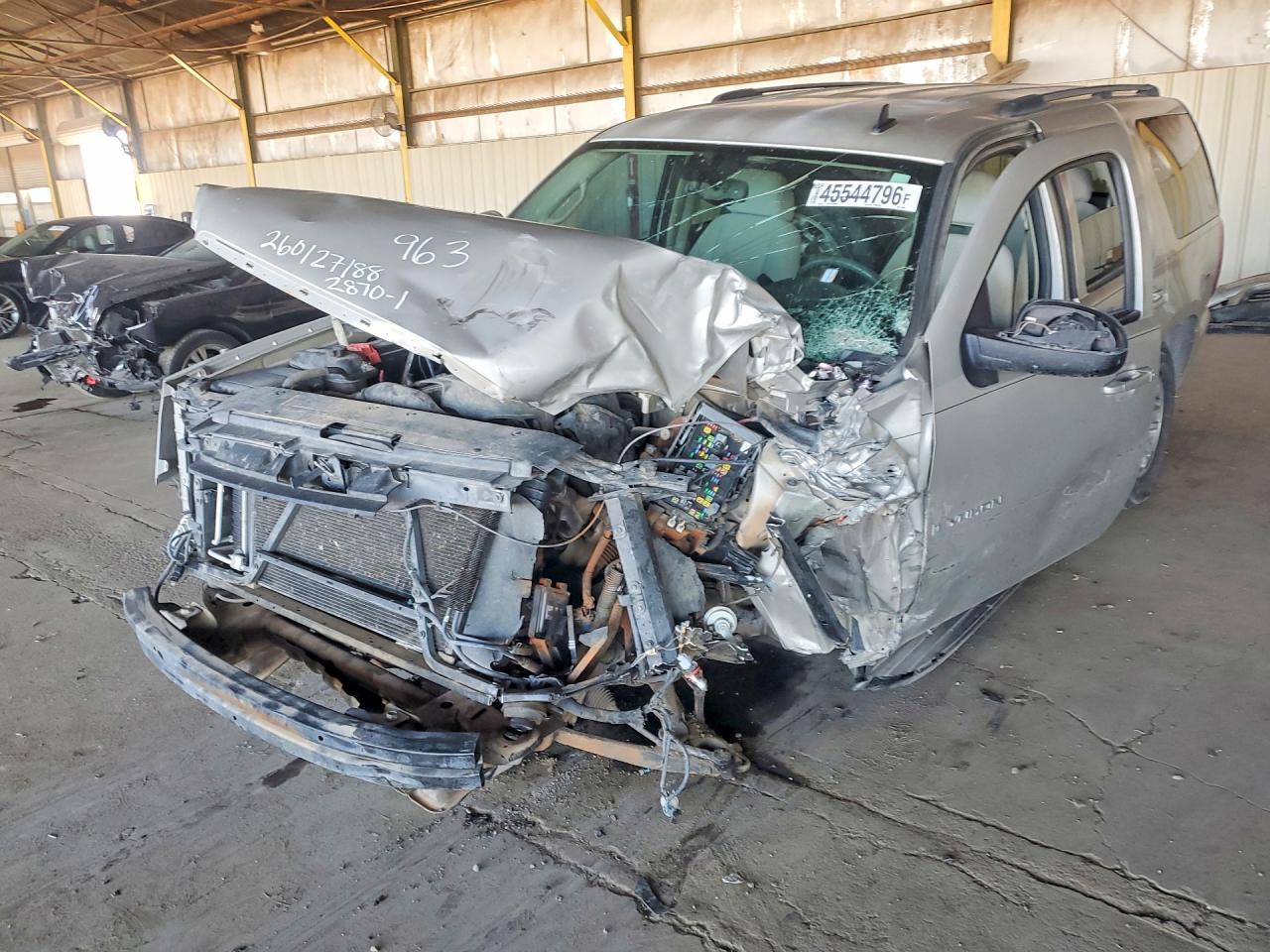 2007 GMC Yukon SLE, VIN 1GKFC13017R213407 — Front end