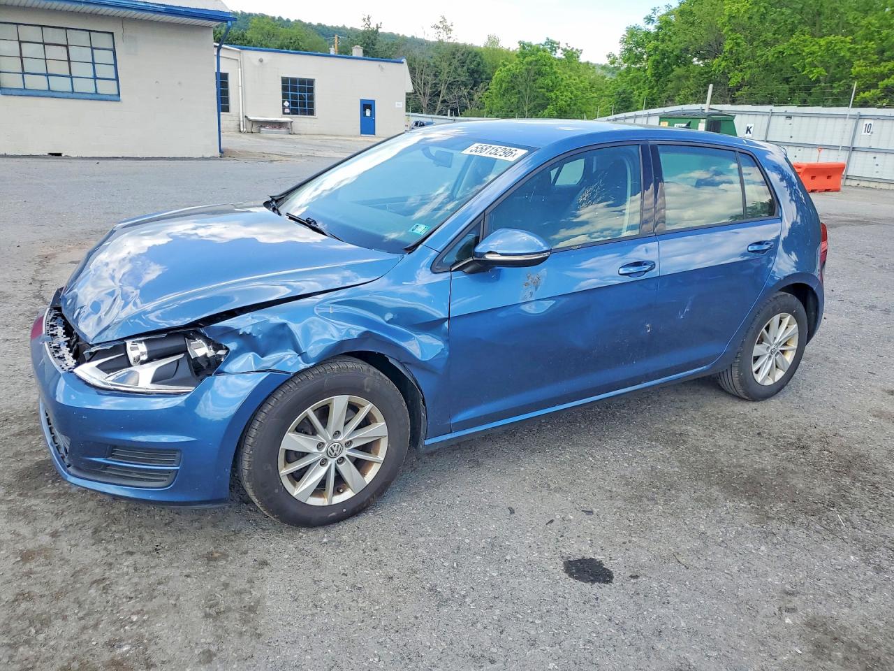 2017 Volkswagen Golf S, VIN 3VW217AU4HM046968 — Перед