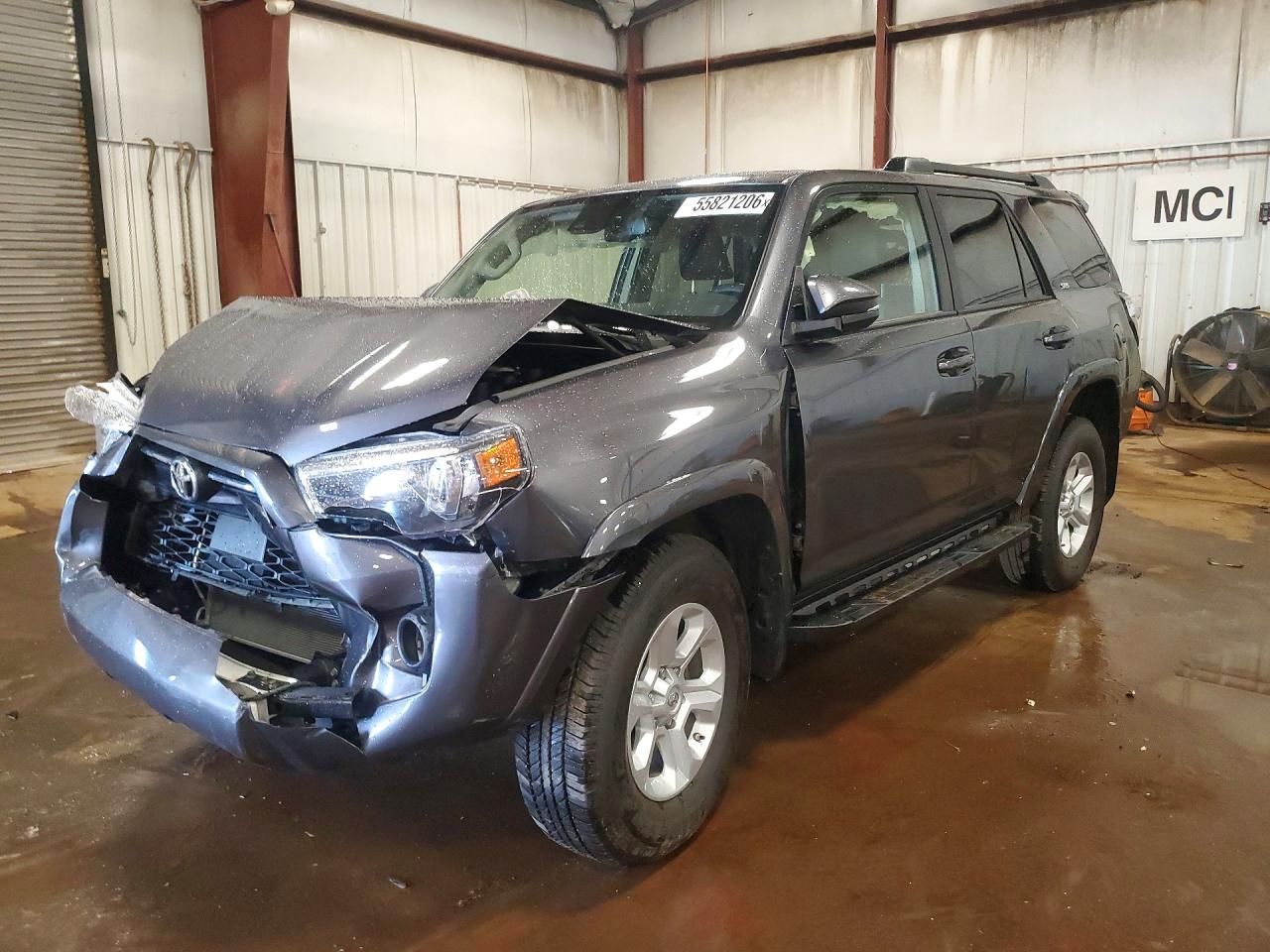 2021 Toyota 4Runner SR5 Premium, VIN JTENU5JR3M5945324 — Front end