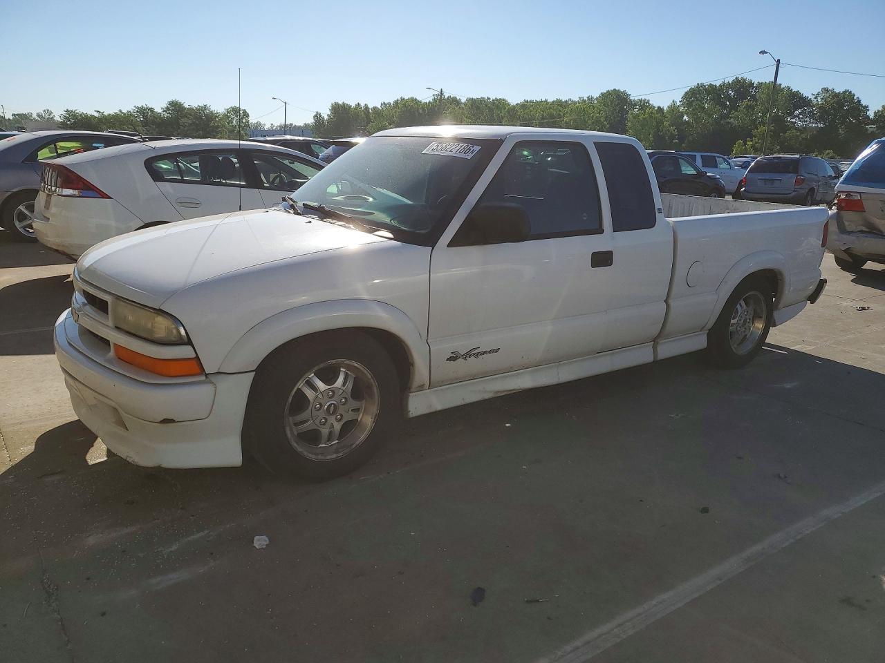 2002 Chevrolet S-10 LS, VIN 1GCCS19W828136966 — Minor dents and scratches