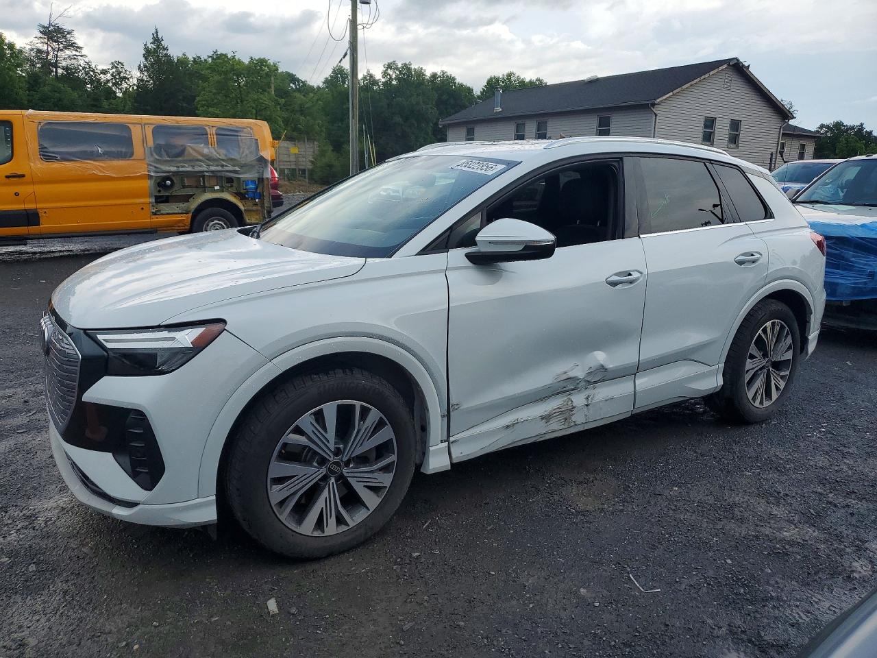 2024 Audi Q4 e-tron Premium, VIN WA1ACBFZ9RP003295 — Бок