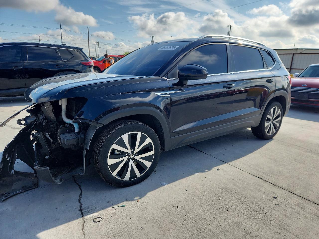 2024 Volkswagen Taos SE, VIN 3VVEX7B25RM102768 — Перед
