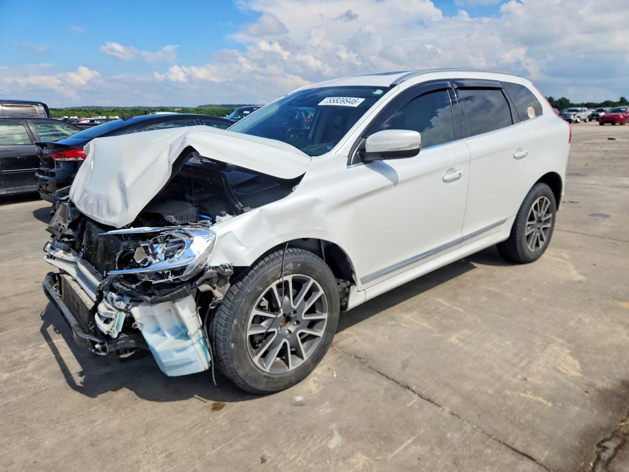 2015 Volvo XC60 T6 Drive-E, VIN YV449MDK9F2637196 — Front end