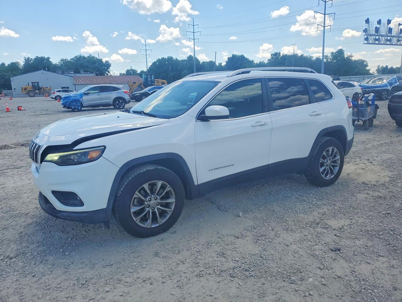 2019 Jeep Cherokee Latitude Plus, VIN 1C4PJMLB2KD426512 — Front end