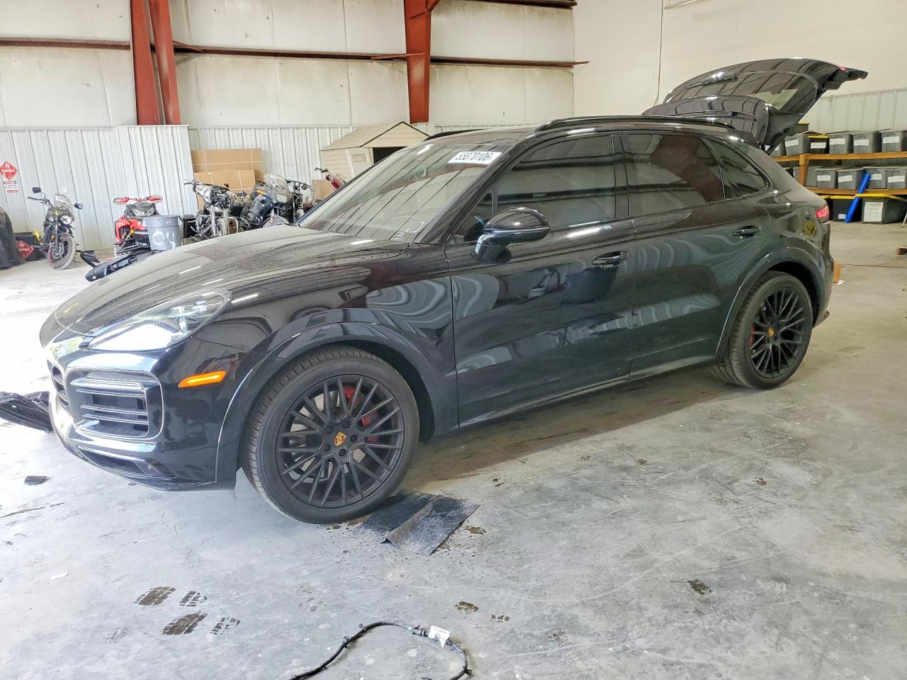 2021 Porsche Cayenne GTS, VIN WP1AG2AY0MDA34386 — Перед