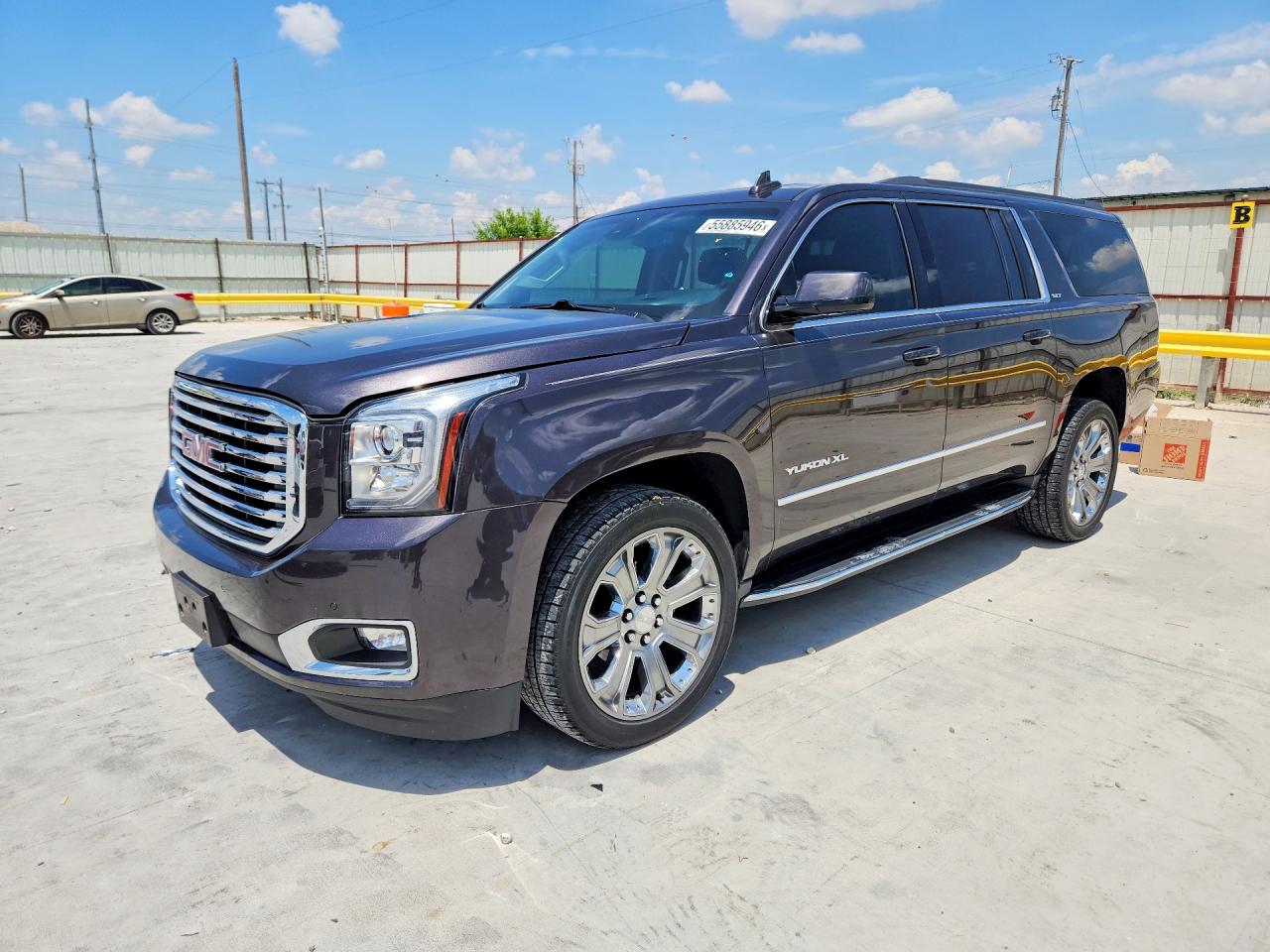 2017 GMC Yukon XL SLT, VIN 1GKS2GKC0HR346404 — Front end