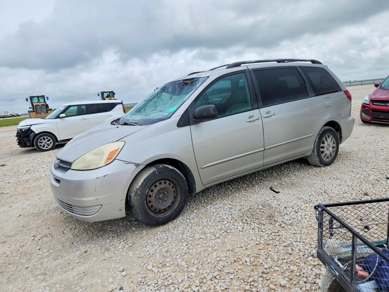 2005 Toyota Sienna LE, VIN 5TDZA23C15S352708 — Front end