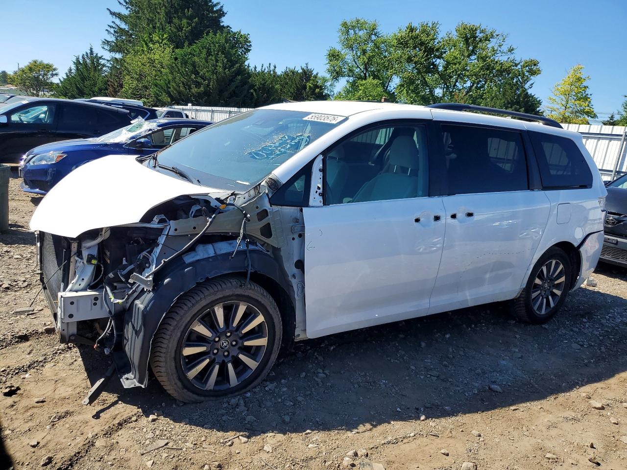 2018 Toyota Sienna LE, VIN 5TDJZ3DC9JS188936 — Front end