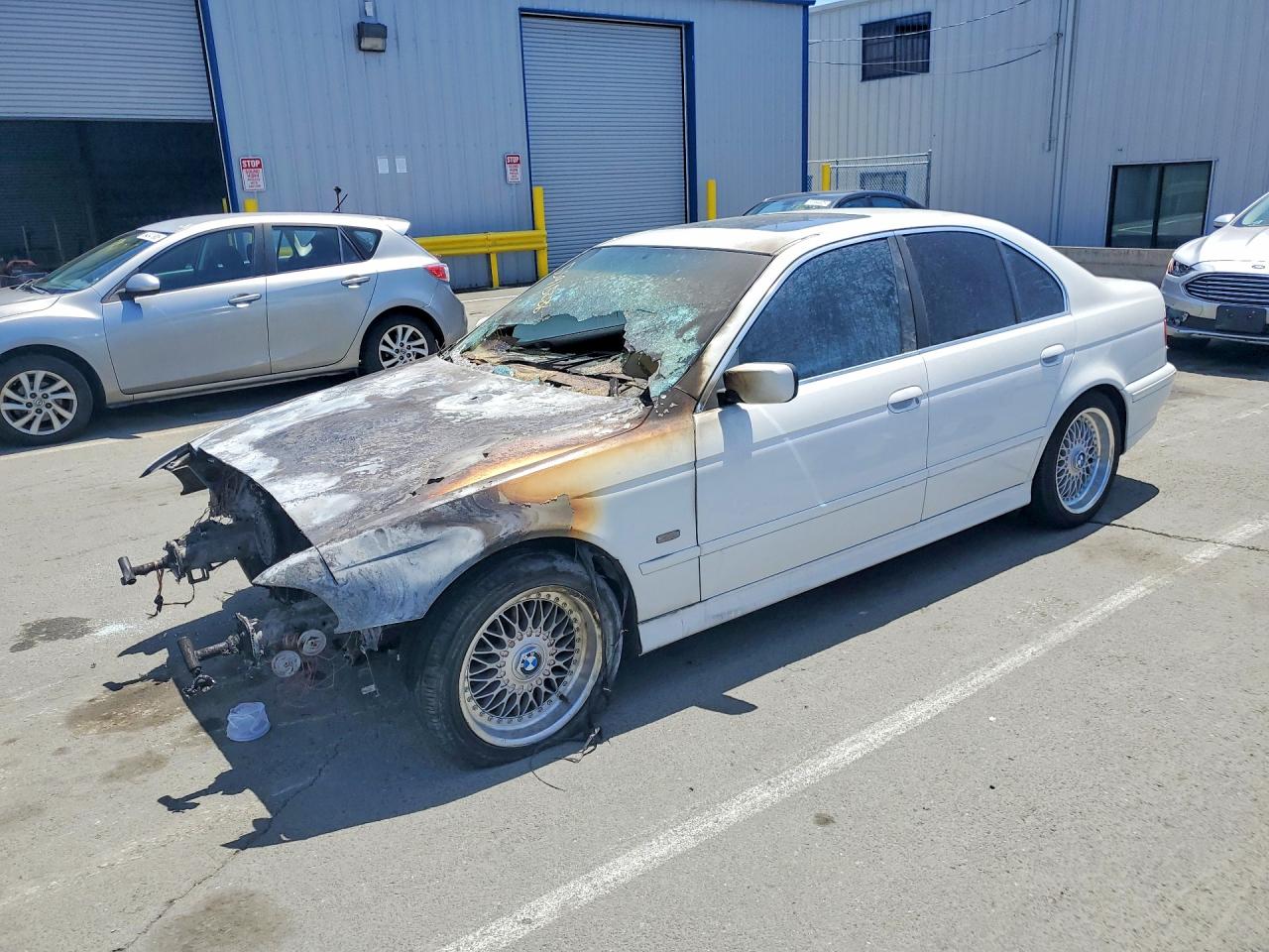 2001 BMW 5 Series 525i, VIN WBADT43441GX27209 — Пожар