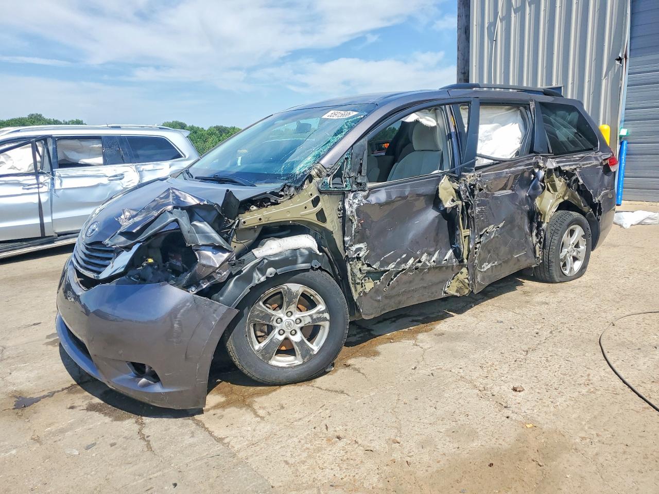 2014 Toyota Sienna LE, VIN 5TDKK3DC7ES501562 — Side