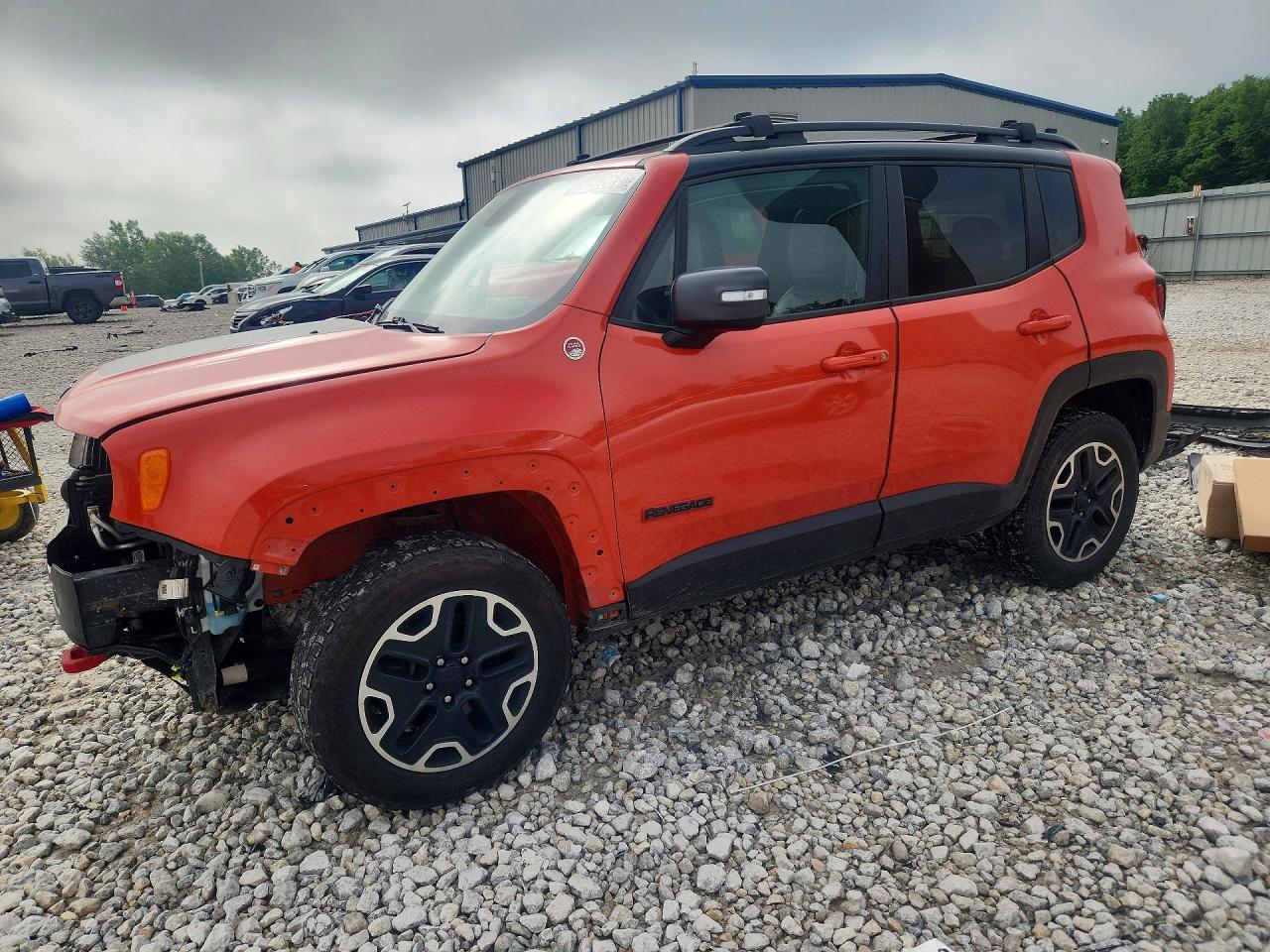 2017 Jeep Renegade Trailhawk, VIN ZACCJBCB2HPF63902 — Front end