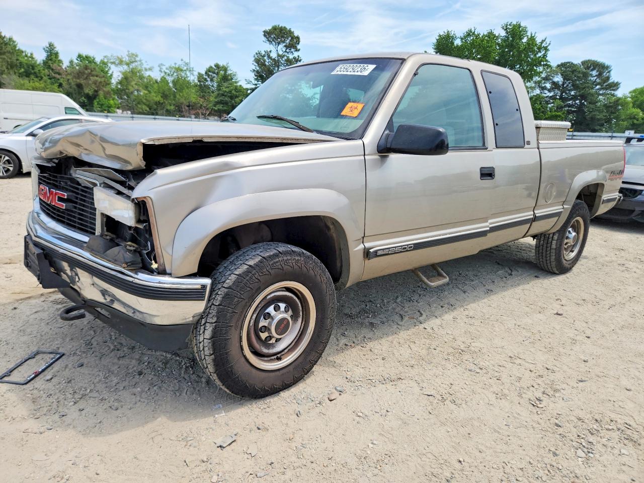 1999 GMC Sierra 2500, VIN 1GTGK29R8XF059228 — Front end