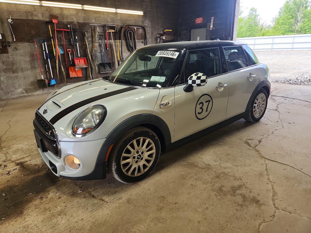2015 MINI Hardtop 4 Door S, VIN WMWXU3C51F2B59411 — Side
