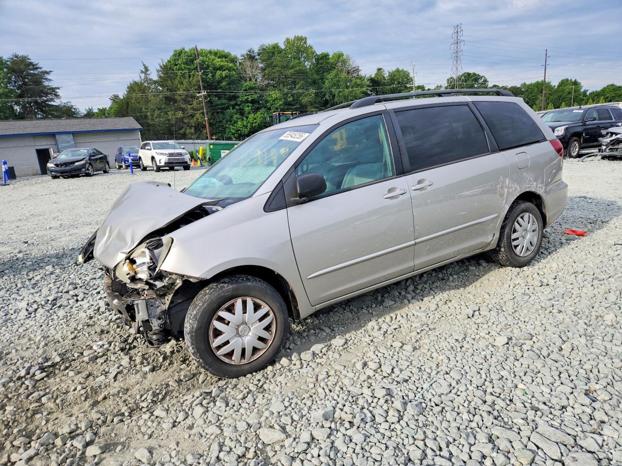 2005 Toyota Sienna LE, VIN 5TDZA23C35S304563 — Front end