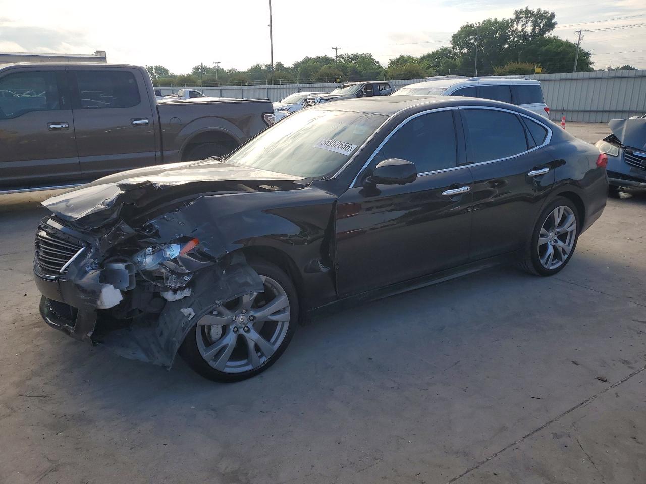 2014 Infiniti Q70, VIN JN1BY1AP8EM260538 — Перед