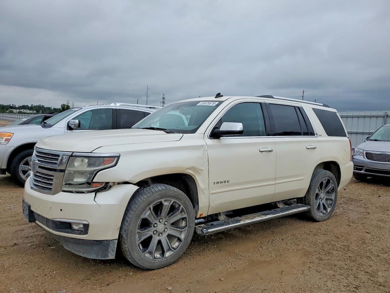 2015 Chevrolet Tahoe LTZ, VIN 1GNSKCKC4FR104420 — Front end