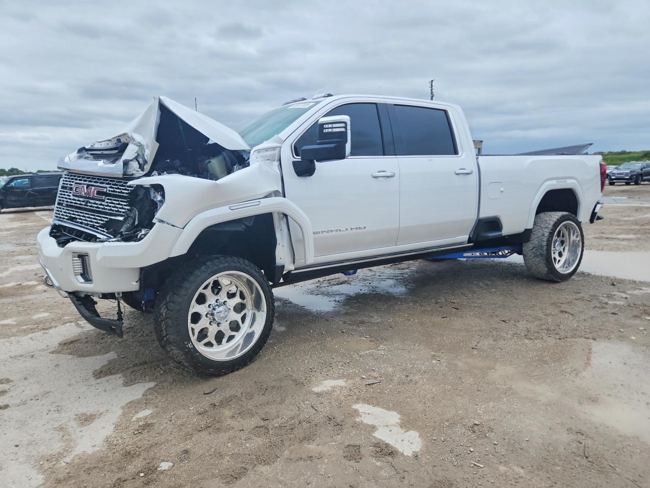 2022 GMC Sierra 3500HD Denali, VIN 1GT49WEYXNF182934 — Front end