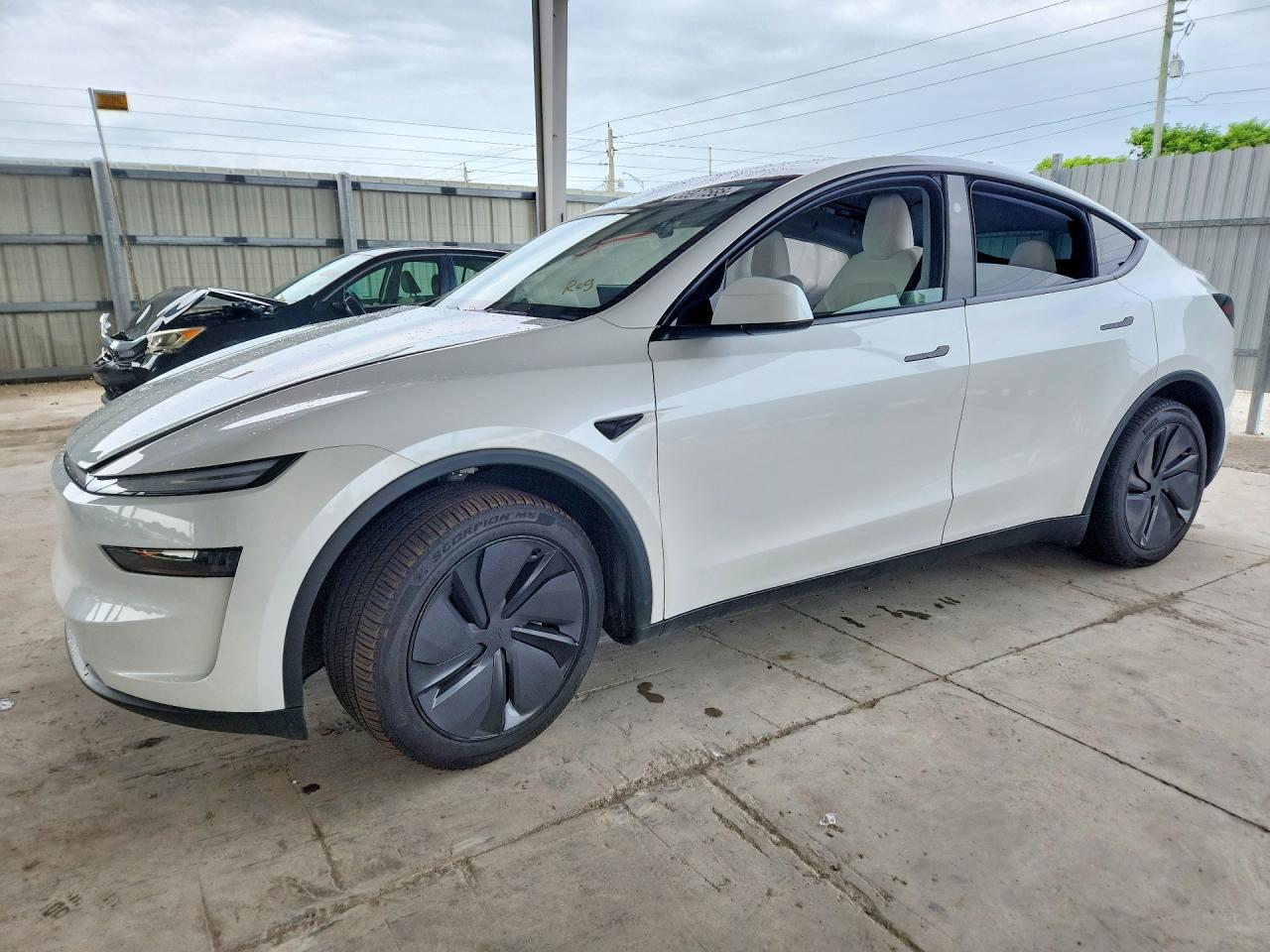 2026 Tesla Model Y Long Range, VIN 7SAYGDED2TA459375 — Бок