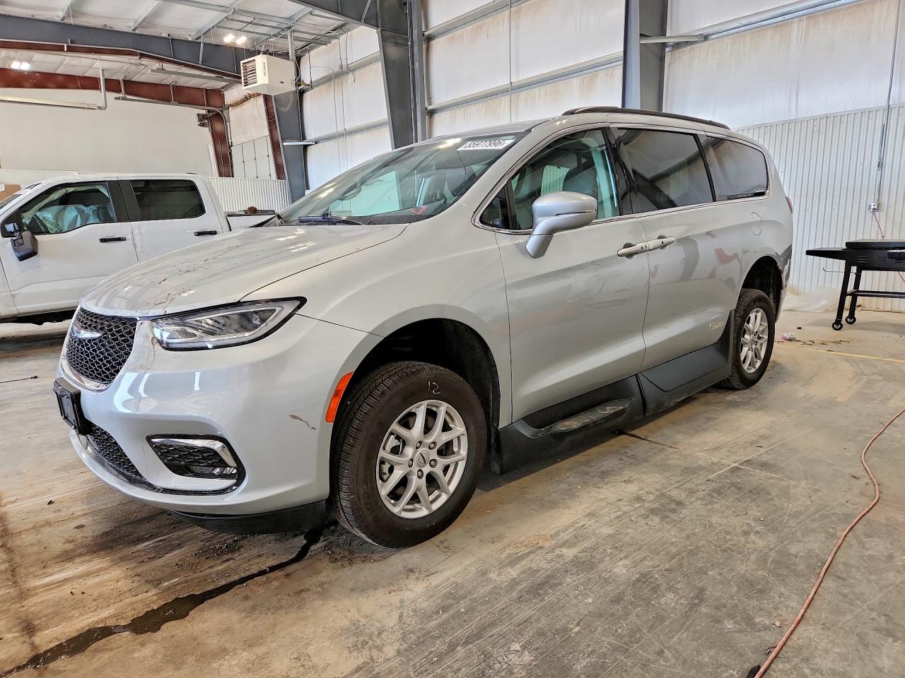 2022 Chrysler Pacifica Touring L, VIN 2C4RC1BG2NR173157 — Side