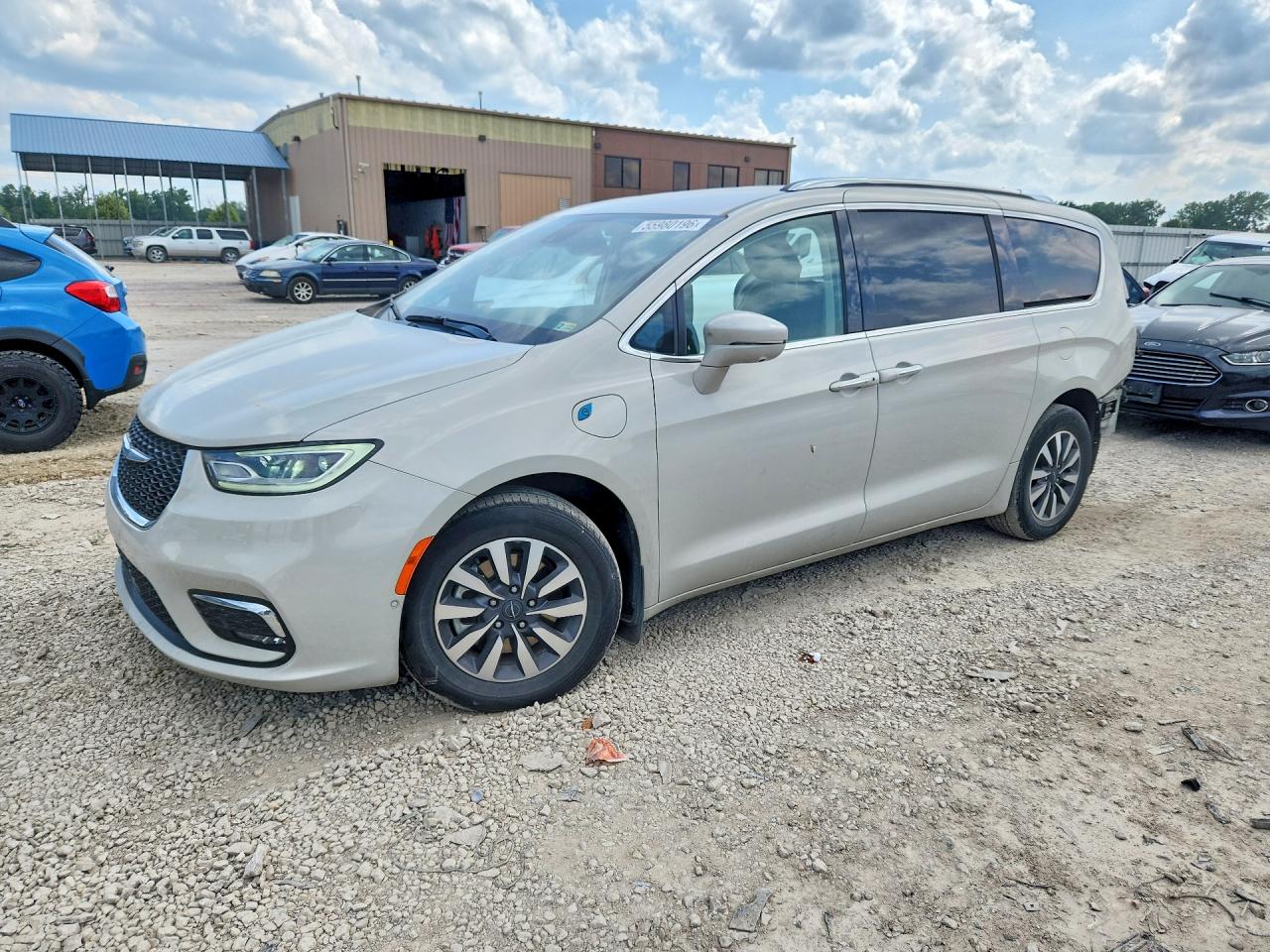 2021 Chrysler Pacifica Hybrid Touring L, VIN 2C4RC1L77MR517479 — Side