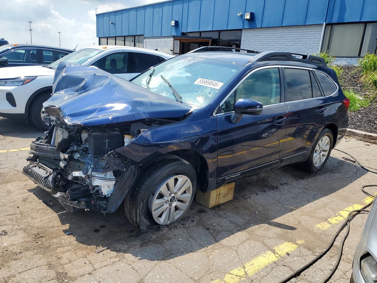 2018 Subaru Outback Premium, VIN 4S4BSAFC2J3254427 — Front end