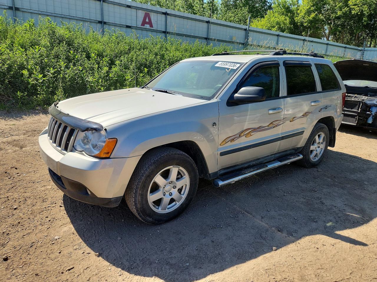2009 Jeep Grand Cherokee Laredo, VIN 1J8HR48P49C553398 — Side