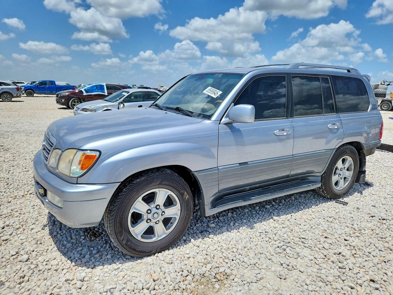 2004 Lexus LX 470, VIN JTJHT00W943543041 — Rear end