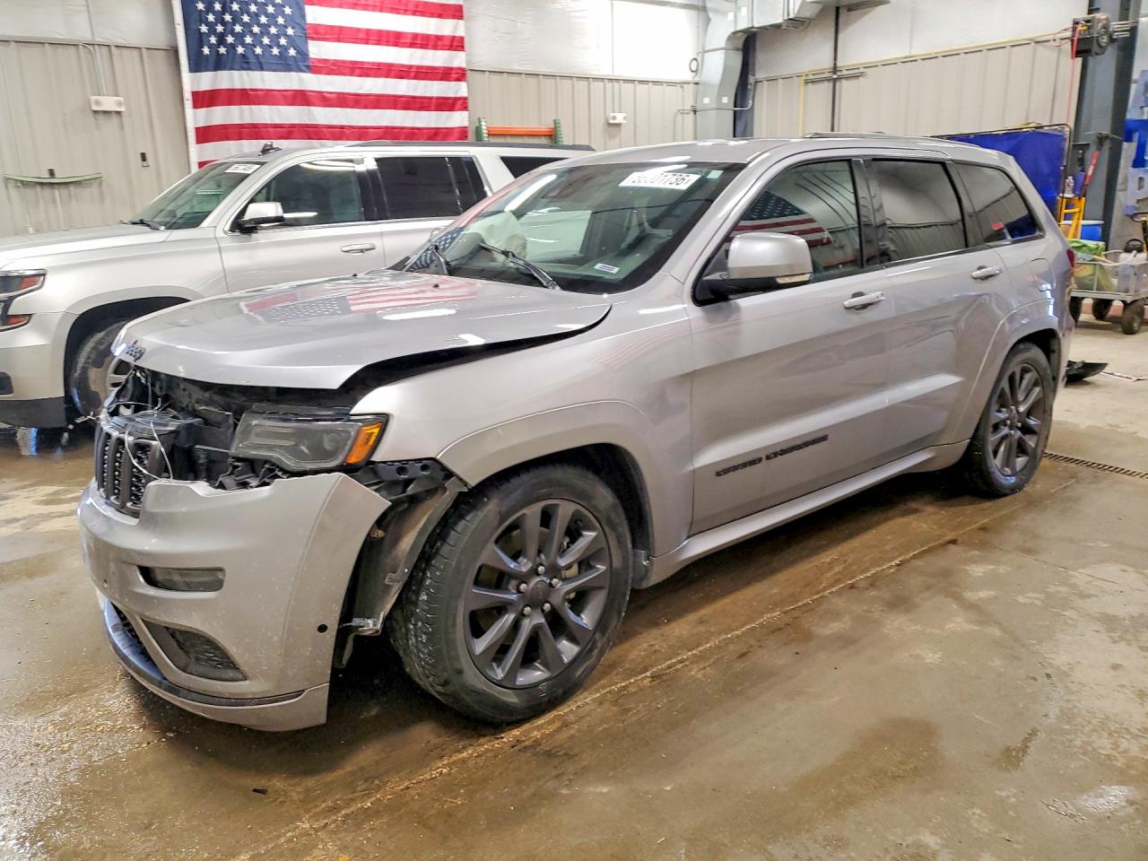 2019 Jeep Grand Cherokee Overland, VIN 1C4RJFCT7KC814385 — Front end