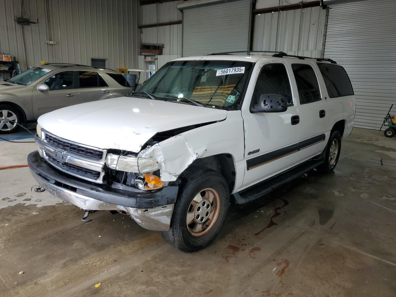 2001 Chevrolet Suburban LS, VIN 3GNEC16T41G127147 — Front end