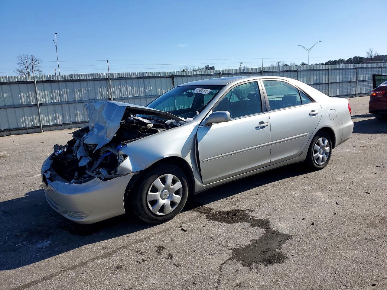 2004 Toyota Camry LE, VIN 4T1BE32K44U299447 — Front end