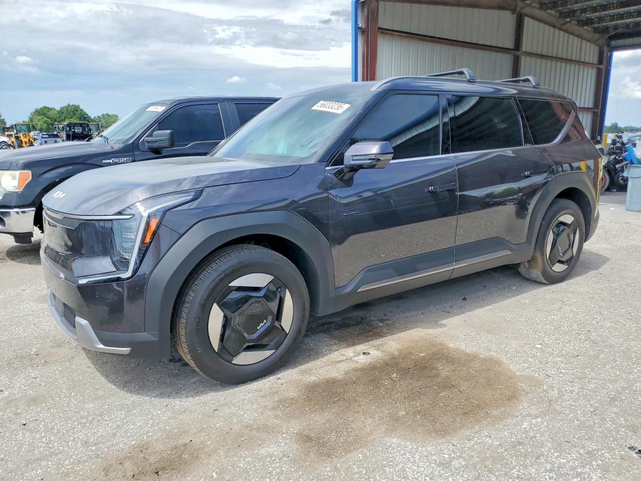 2024 Kia EV9 Wind, VIN KNDAFFS53R6033700 — Side