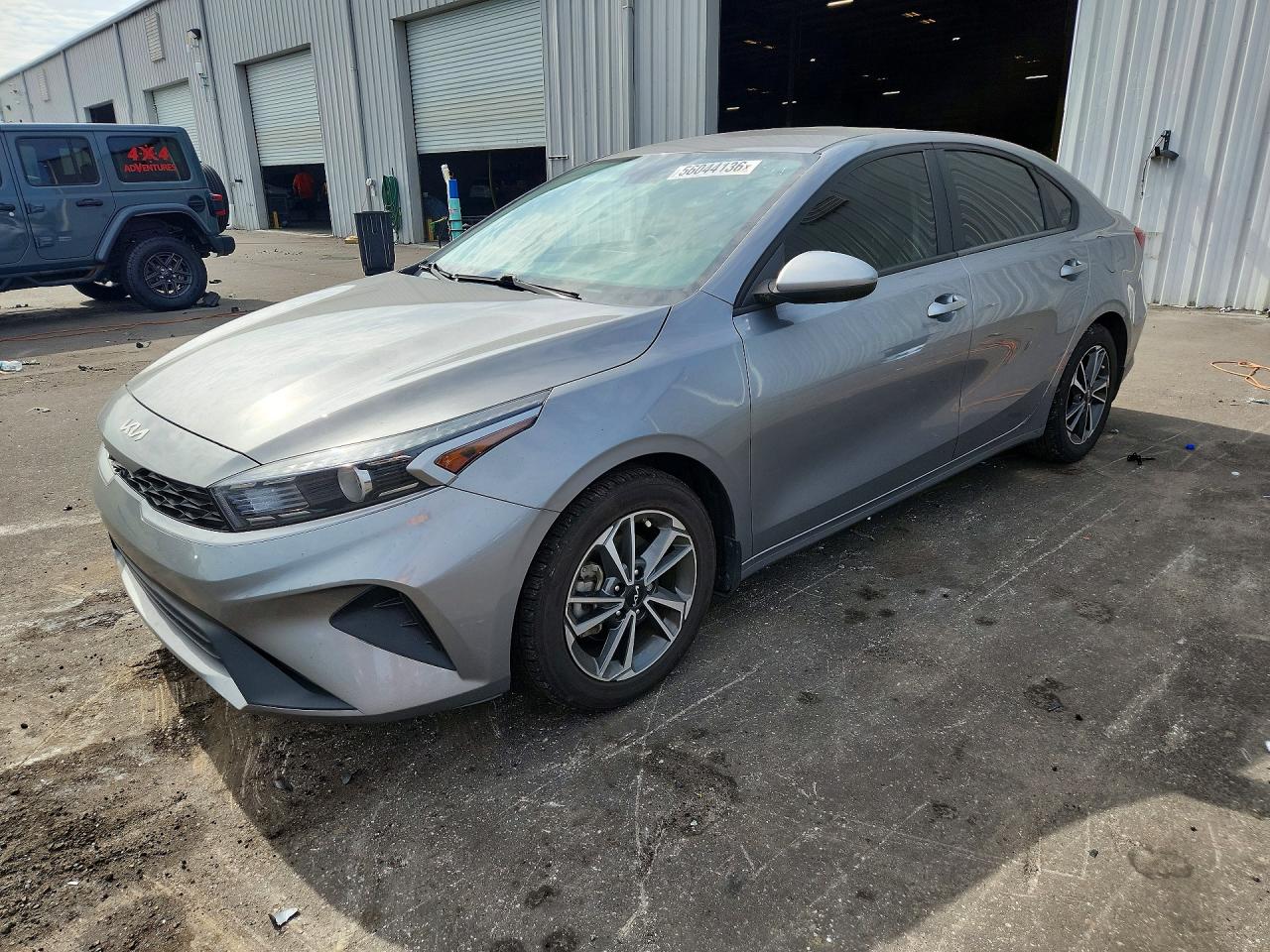 2023 Kia Forte LXS, VIN 3KPF24AD0PE663860 — Бок