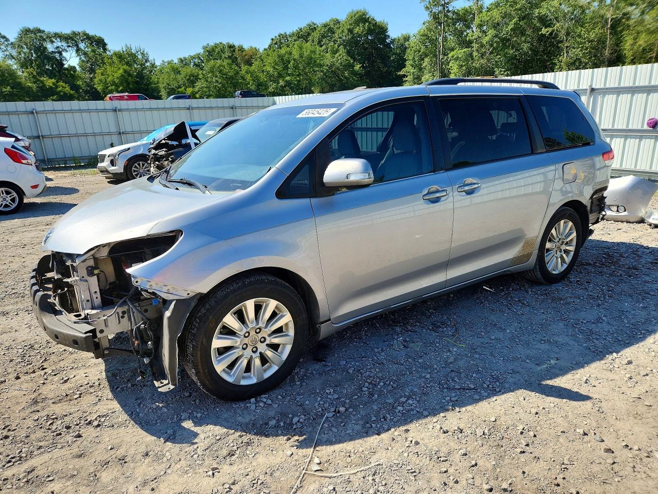 2014 Toyota Sienna XLE, VIN 5TDYK3DC6ES493402 — Rear end