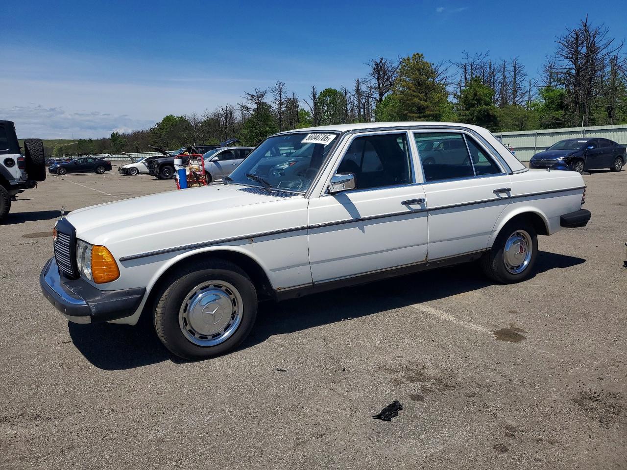 1983 Mercedes-Benz 240 Series 240D, VIN WDBAB23A3DB403204 — Minor dents and scratches