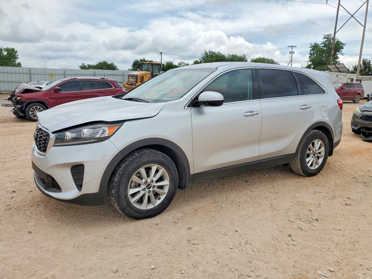 2019 Kia Sorento L, VIN 5XYPG4A36KG581463 — Front end