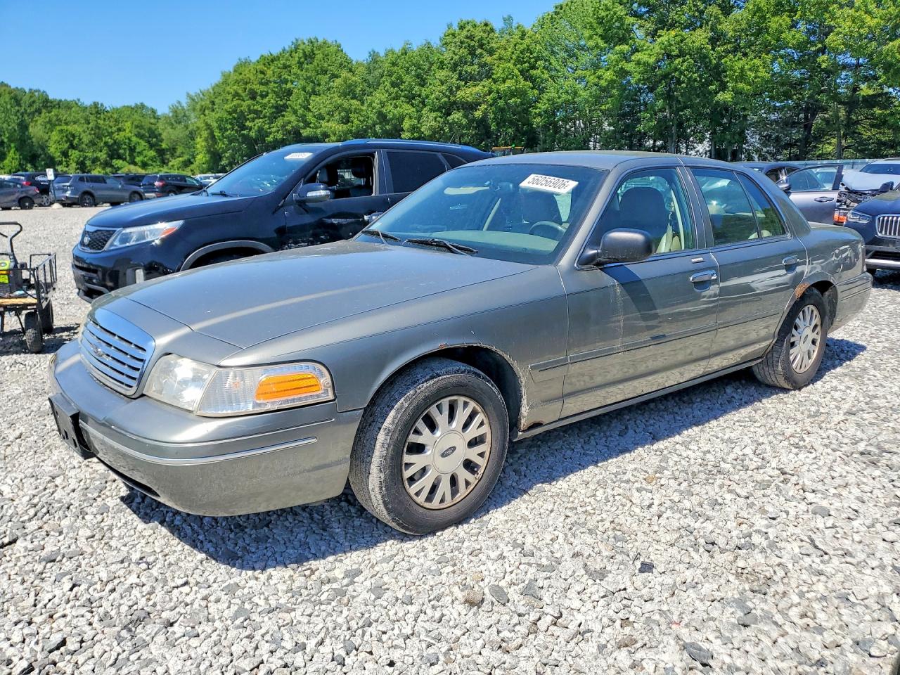 2004 Ford Crown Victoria LX, VIN 2FAFP74W94X126271 — Side