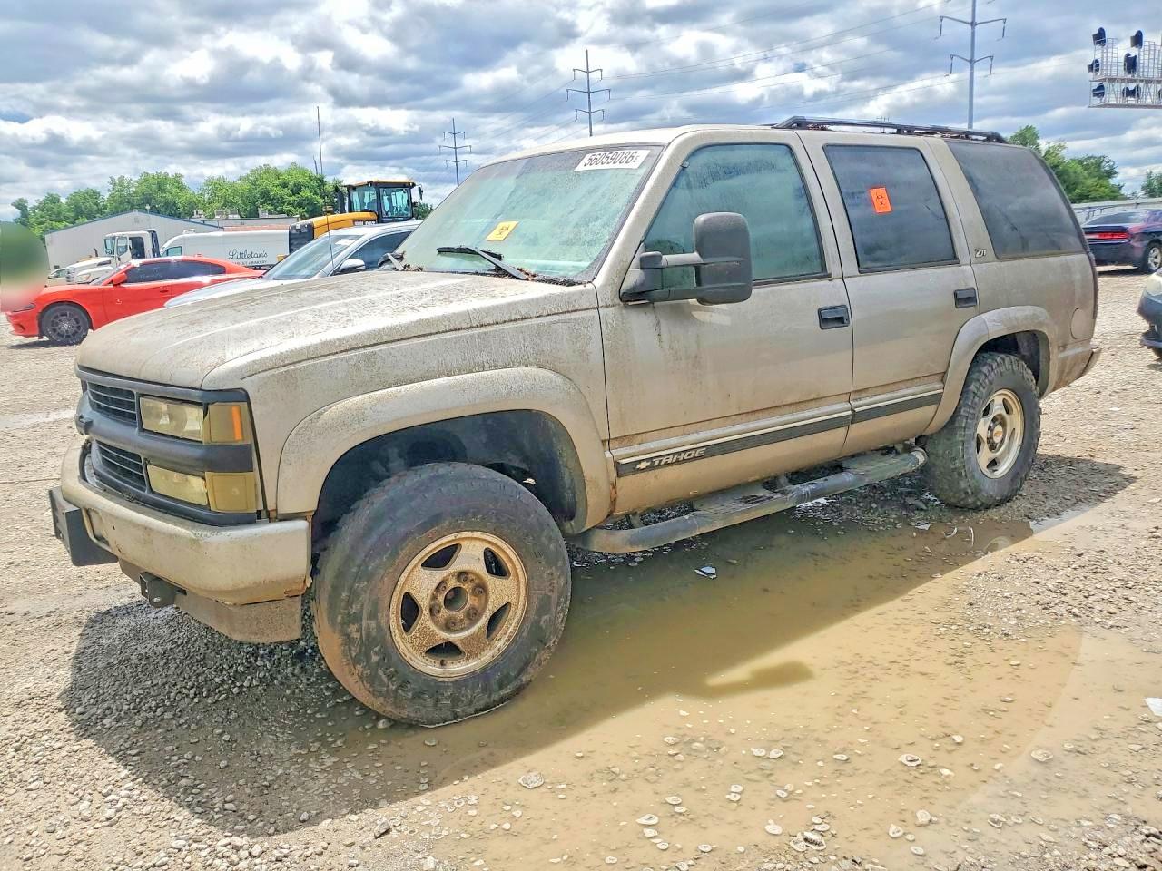 2000 Chevrolet Tahoe Z71, VIN 1GNEK13R2YR179298 — Minor dents and scratches