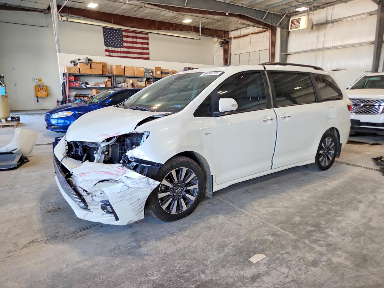 2018 Toyota Sienna XLE, VIN 5TDDZ3DC2JS204990 — Front end