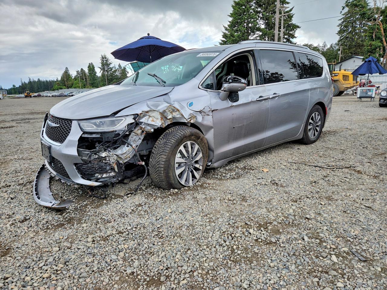 2021 Chrysler Pacifica Hybrid Touring L, VIN 2C4RC1L77MR580517 — Front end