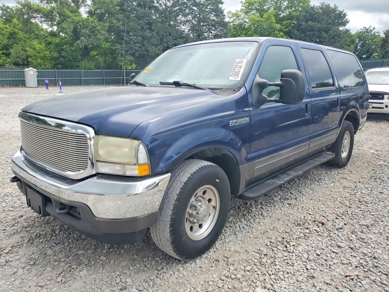 2002 Ford Excursion XLT Special Service, VIN 1FMNU40S02EB66412 — Minor dents and scratches